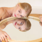 A fiatalos külső iránti vágy ezért nem hiúság, hanem az önbizalom és a belső egyensúly természetes kifejeződése.