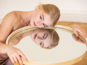 A fiatalos külső iránti vágy ezért nem hiúság, hanem az önbizalom és a belső egyensúly természetes kifejeződése.