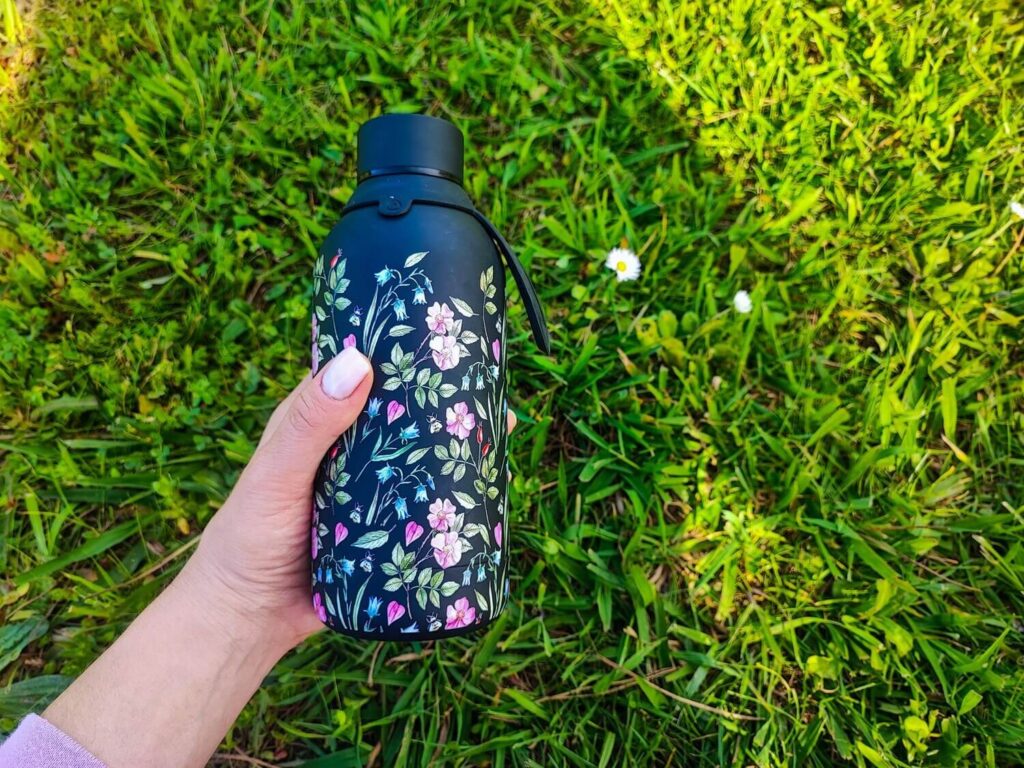 Az egyedi feliratos kulacs nem csak trendi, de vízfogyasztásra is motivál.